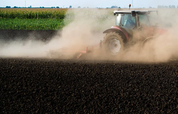 Agricultor Preparando Seu Campo Trator Pronto Para Primavera — Fotografia de Stock