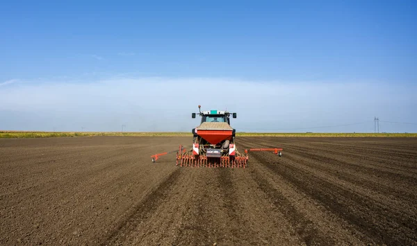Landwirt Mit Traktor Bei Der Aussaat Von Feldfrüchten — Stockfoto