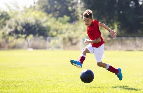 Ragazzo Che Spara Palla Azione Concorrenza — Foto Stock