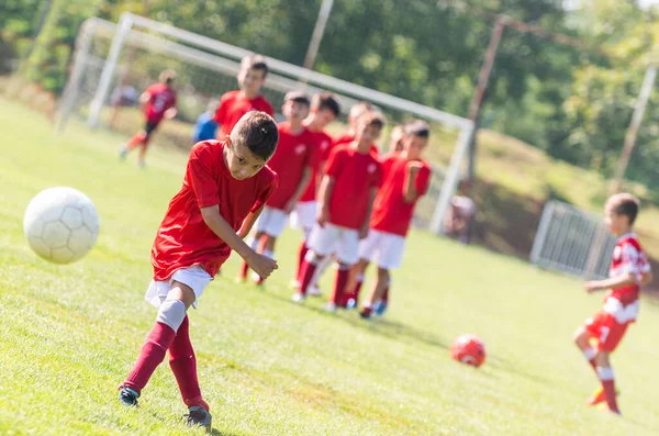 Chico Joven Disparando Pelota Acción Competencia — Foto de Stock