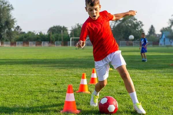 Junge Fußballer Beim Schnelligkeits Und Beweglichkeitstraining — Stockfoto