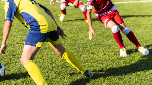 Çocuklar Sahada Futbol Oynuyor — Stok fotoğraf