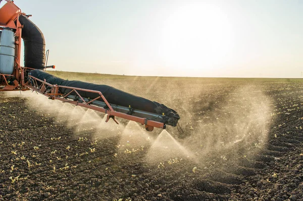 散布機で畑に農薬を散布するトラクター — ストック写真