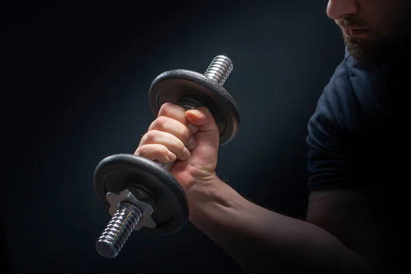 Vücut Geliştirme Egzersiz Erkek Antrenman Ağırlık Kaldırıyor Spor Salonunda — Stok fotoğraf