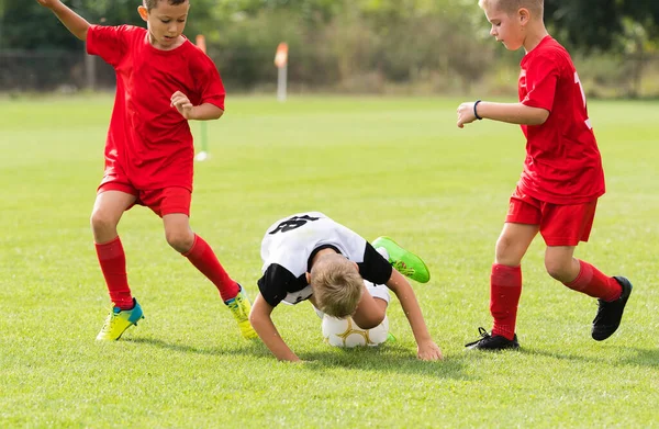 Les Garçons Jouent Football Sur Terrain — Photo