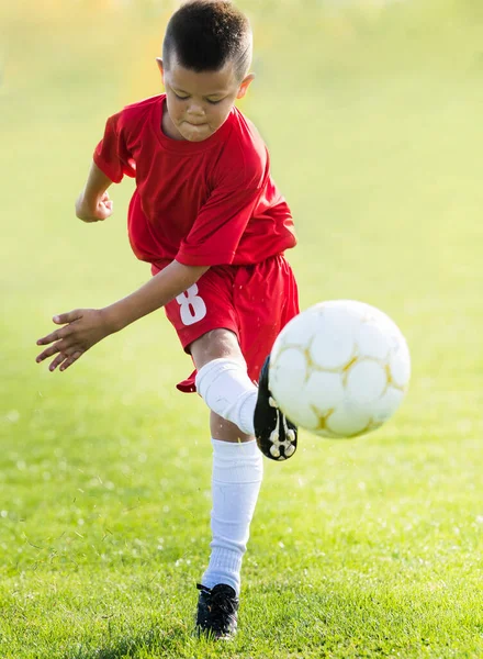 Chico Joven Disparando Pelota Acción Competencia — Foto de Stock