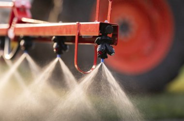 Traktör fıskiyelerinin başlığı püskürtüldü.