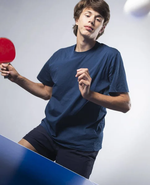 Крупный План Игрока Настольный Теннис Возвращающего Мяч — стоковое фото