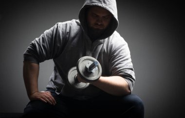 Vücut geliştirme ya da egzersiz. Erkek antrenman ağırlık kaldırıyor spor salonunda..