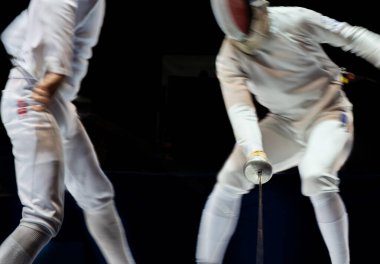 Eskrim yarışmasında dövüş. Profesyonel spor sahasında iki eskrim sporcusu kavga ediyor