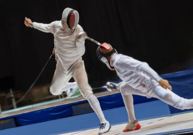 Eskrim yarışmasında dövüş. Profesyonel spor sahasında iki eskrim sporcusu kavga ediyor