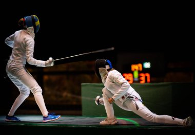 Profesyonel spor sahasında dövüşen iki bayan eskrim sporcusu