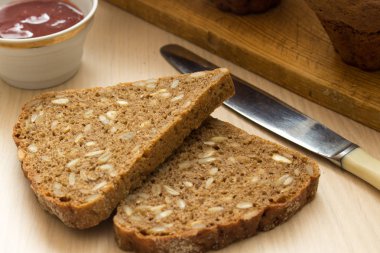 Sağlıklı kahverengi ekmek ve korunmuş reçel kahvaltı