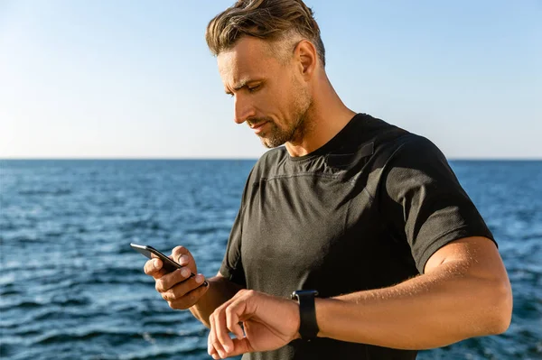 Hombre Adulto Guapo Usando Teléfono Inteligente Reloj Inteligente Orilla Del —  Fotos de Stock