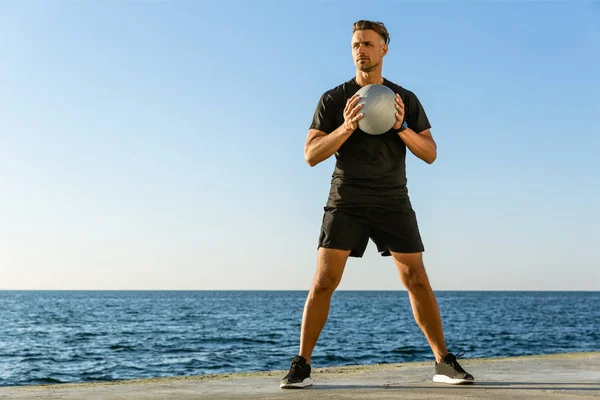 Schöner Erwachsener Sportler Der Mit Fittem Ball Der Küste Trainiert — Stockfoto