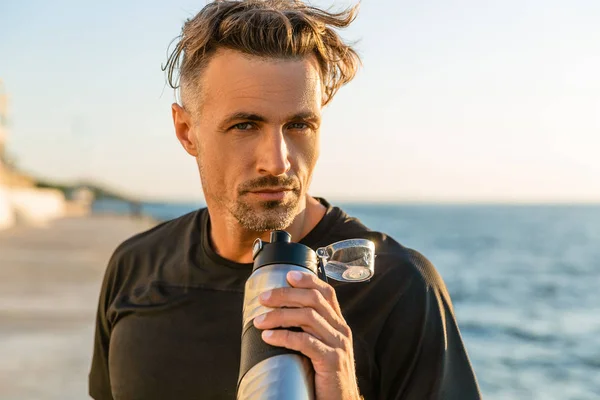 Homem Adulto Bonito Com Garrafa Fitness Praia Frente Nascer Sol — Fotografia de Stock