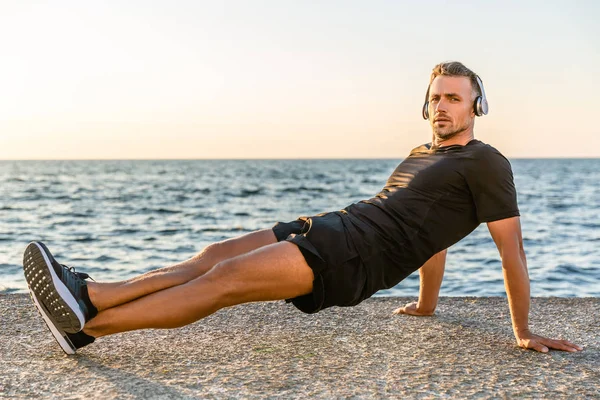 Desportista Adulto Bonito Fones Ouvido Fazendo Prancha Reversa Equilibrando Mãos — Fotografia de Stock