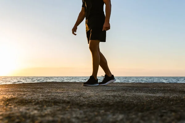 Tiro Recortado Del Hombre Ropa Deportiva Moderna Pie Orilla Del Imagen De Stock