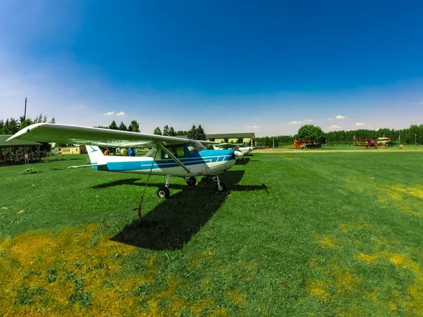 Un pequeño avión de hélice deportiva de color blanco y azul en una g — Foto de Stock