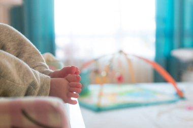 Küçük küçük şirin ayaklarına bebek. Işık arka plan bulanık