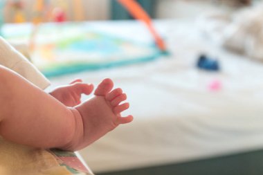 Küçük küçük şirin ayaklarına bebek. Işık arka plan bulanık