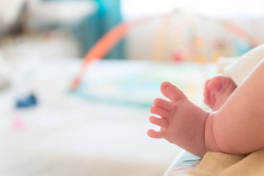 Küçük küçük şirin ayaklarına bebek. Işık arka plan bulanık