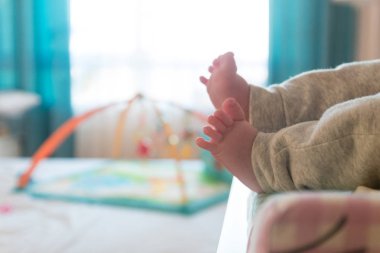 Küçük küçük şirin ayaklarına bebek. Işık arka plan bulanık