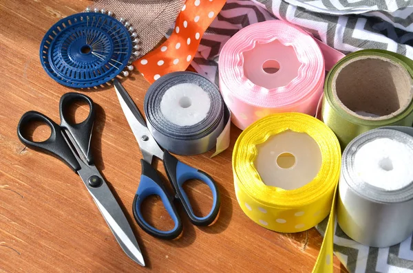 Kleur Linten Schaar Pinnen Ingesteld Houten Plank Rechtenvrije Stockafbeeldingen