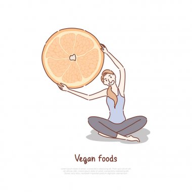 Yoga yapan ve elinde büyük bir narenciye dilimi tutan kadın, lotus poz veren kadın, pilates pankartı üzerinde çalışan kız.