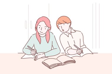Sınavda hile yapmak. Genç öğrenci, kendisinden önce bir masada oturan kız sınıf arkadaşının test defterine göz dikiyor. Başka bir öğrencikopyalama üniversitede sınav i nexam salonunda çalışmak.