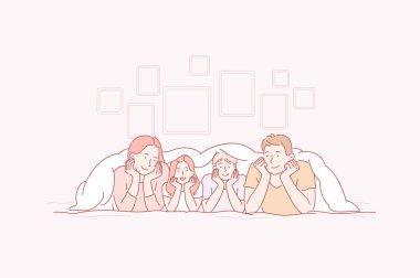 Genç Mutlu Aile Anne, Baba, Oğul, Kızı birlikte yatakta yatıyor. Ebeveynler ve çocuklar evin yüzlerinde gülümsüyor ile oynamak.