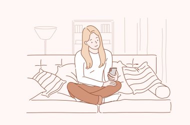 Genç gülümseyen çekici kadın veya kız bir akıllı telefon kullanarak yazıyor veya evde konuşuyor. İletişim kavramı, konfor, akıllı.