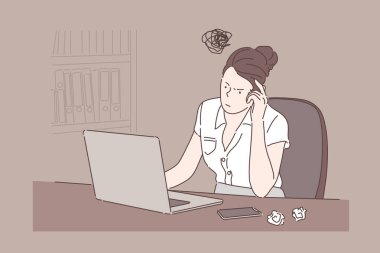 Masada oturan bir kız, ofis konseptinde bilgisayarla çalışan bir iş kadını.