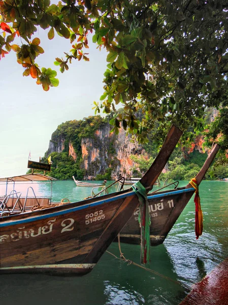 Dlouhé Ocasní Čluny Útesy Krabi Thajsku — Stock fotografie