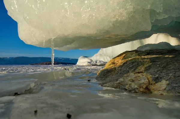 ロシア 東シベリア バイカル湖の素晴らしい空想的な氷の流れ — ストック写真