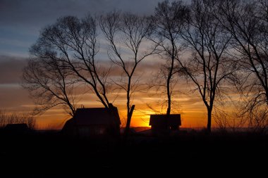 Rusya. Batı Sibirya güneyinde. Akşam günbatımı Shoria dağda erken baharda