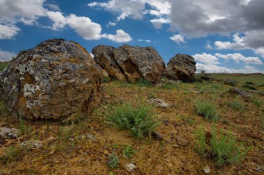 Shirkala. Batı Kazakistan. Büyük pitoresk taş topları-nodüller sınırsız bozkır ünlü mount Shirkala etrafında dağınık.