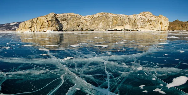 ロシア 東シベリア バイカル湖の透明な氷の独特の美しさ — ストック写真