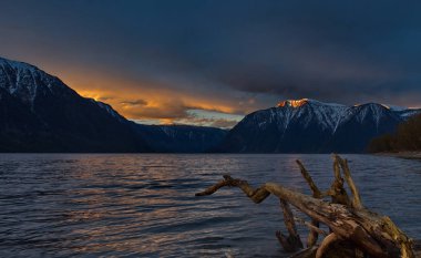 Rusya. Batı Sibirya güneyinde. Dağ altay. Bahar şafak Gölü Teletskoye kıyısında.