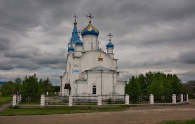 Rusya. Batı Sibirya 'nın güneyinde, Krasnoe köyü. Kutsal Trinity Tapınağı, geç XIX yüzyılın bölgesel önemi mimarisi bir anıt.