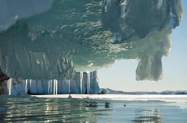 ロシア 東シベリアのバイカル湖 小さな海からモンゴルへ島の氷の洞窟 — ストック写真