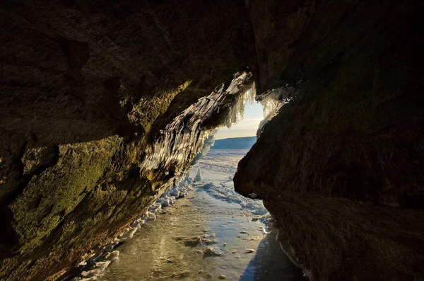Rusya. Doğu Sibirya, Baykal Gölü. Buz mağaraları Olkhon adanın küçük deniz.