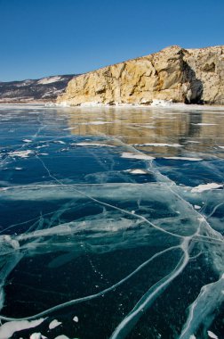 Rusya. Doğu Sibirya. Deniz Baykal, şeffaf buz benzersiz güzelliği.