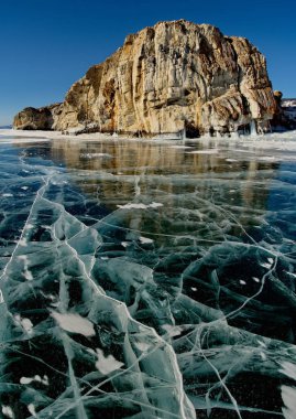 Rusya. Doğu Sibirya. Deniz Baykal, şeffaf buz benzersiz güzelliği.