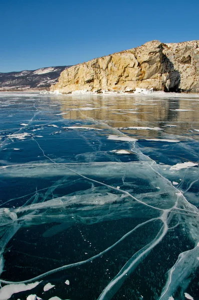 Rusya. Doğu Sibirya. Deniz Baykal, şeffaf buz benzersiz güzelliği.