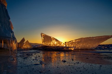 Gün batımı ve Deniz baykal buz