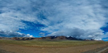 Batı Moğolistan. Sonsuz bozkır Sıradağları ile çevrilidir.