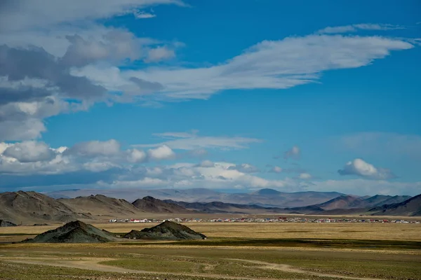 西部蒙古 一望无际的草原环绕着山脉 — 图库照片