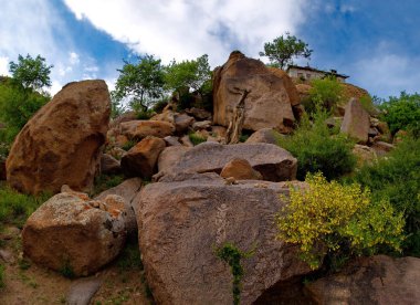 Merkez Moğolistan. Terk edilmiş Budist manastır Ovgon Hyde yakınındaki dağ aykırı