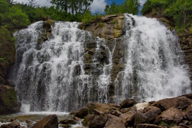 Rusya. Altay bölgesi. Şelale Pescherka nehrinde